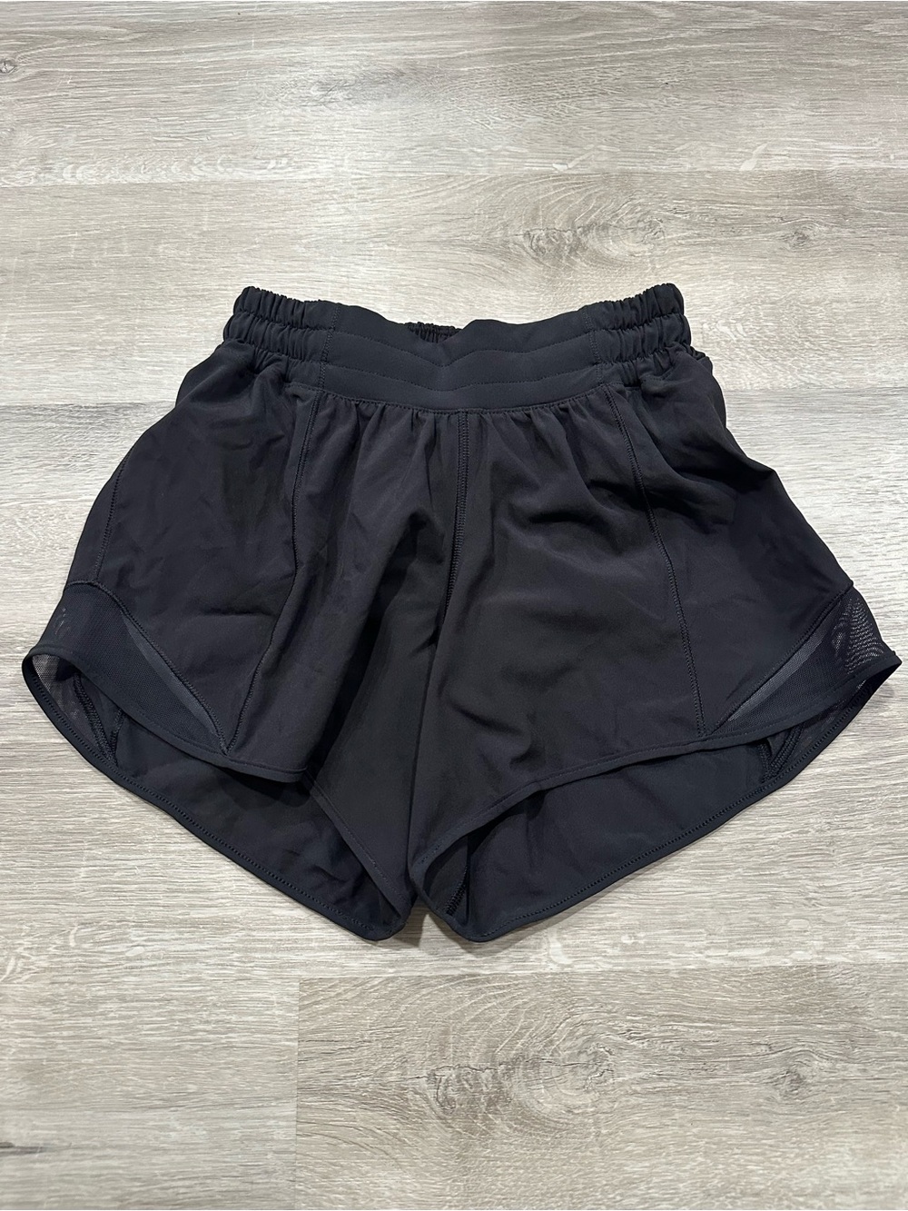 B52 Lululemon Hotty Hot Short Womens Size 2 Low-Rise Lined 4" Black